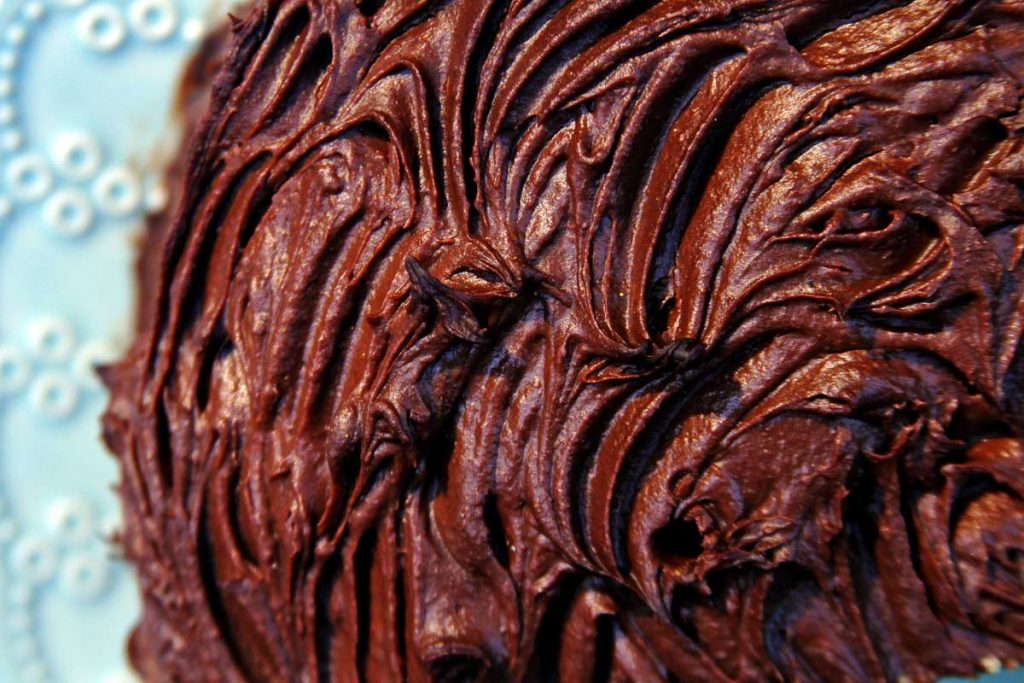 Bolo de aniversário saudável e nutritivo feito com massa de tangerina e com recheio e cobertura de musse de chocolate