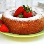 Receita de Bolo de Morango Fácil feito no liquidificador. Sem glúten, sem lactose com farinha de arroz, araruta e quinoa em flocos.