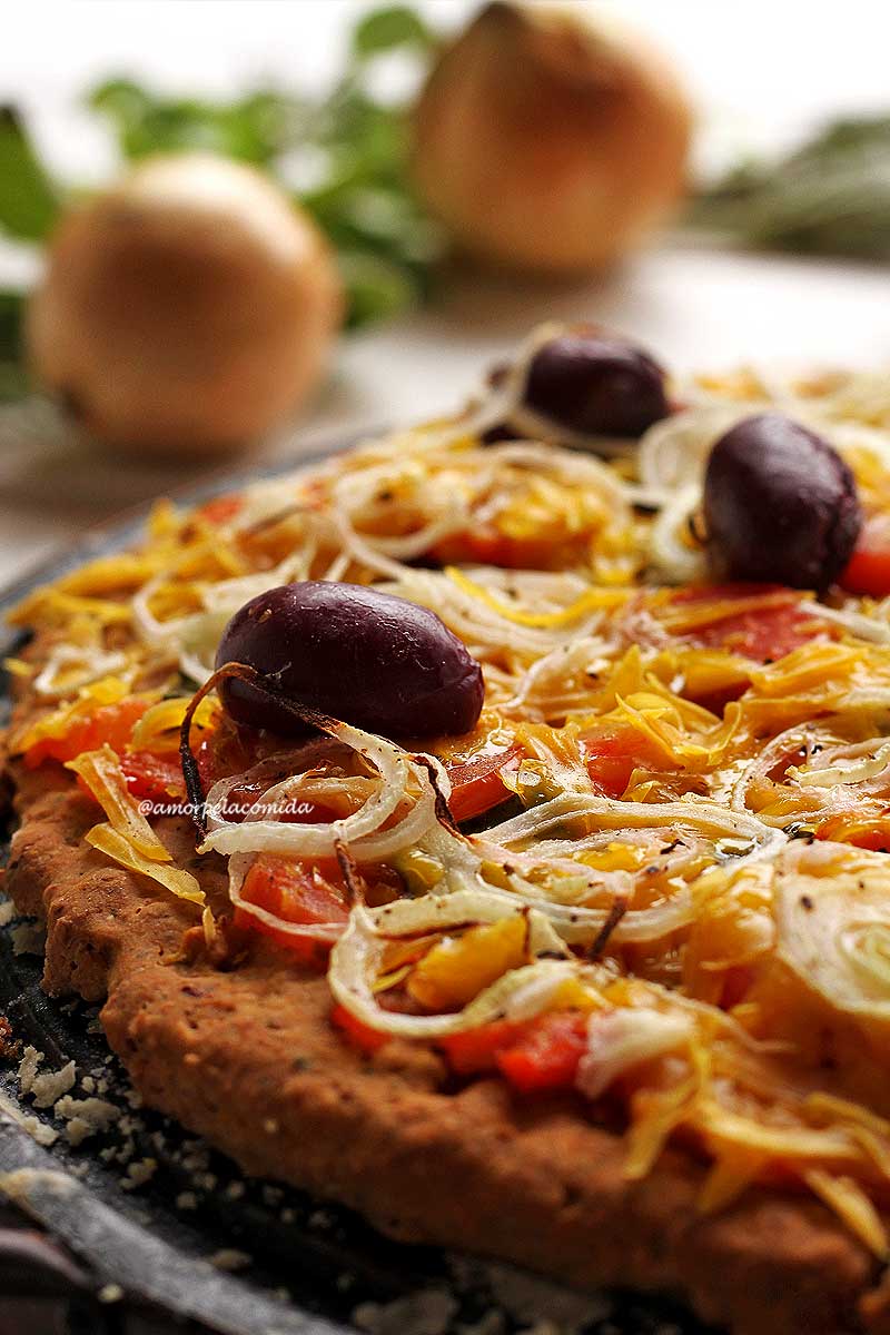 Pizza caseira com molho de tomate, queijo, cebola e azeitonas pretas